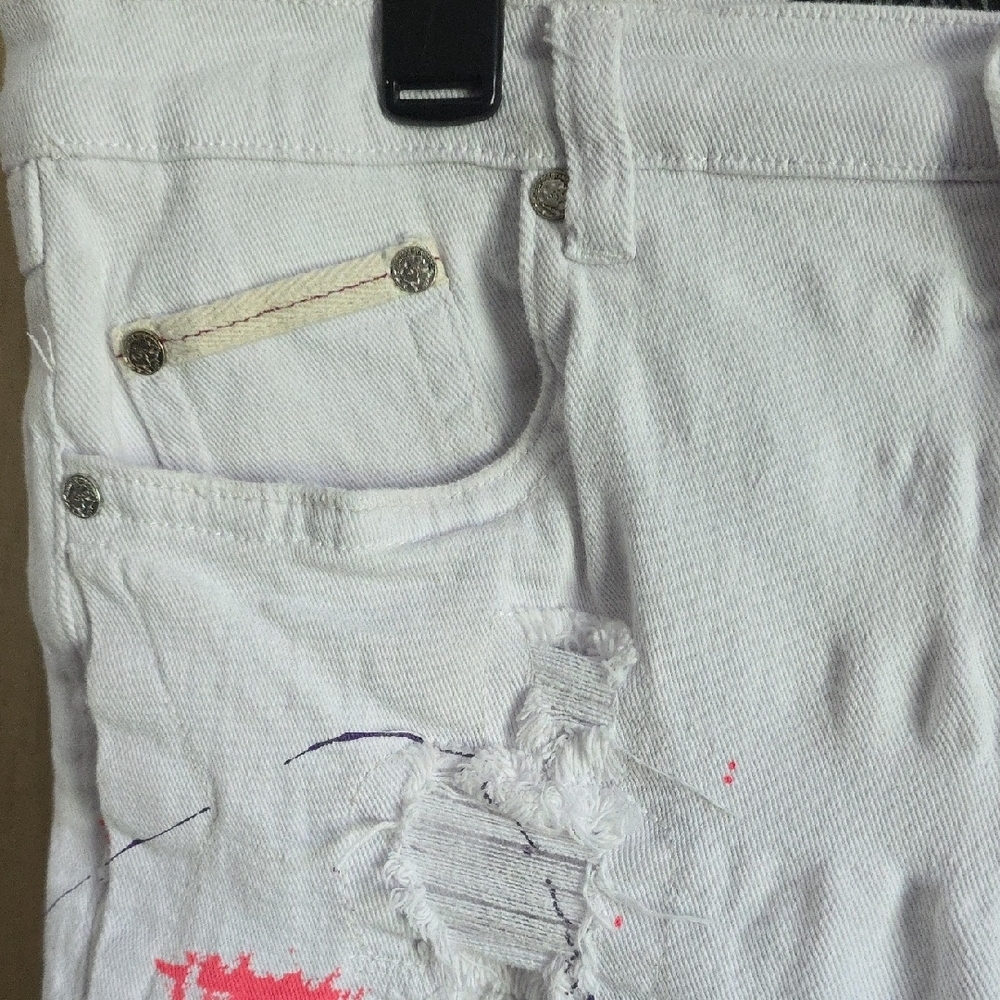 (J41) Men's White Distressed Jean Shorts with Paint Splatter Sz 36 - Picture 4 of 8